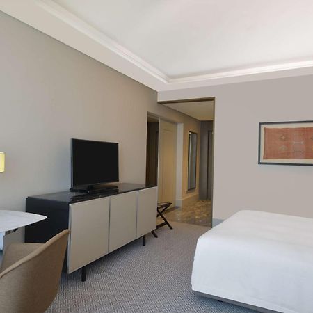 힐튼 탕헤르 시티 센터 호텔 앤 레지던스 외부 사진 A guest room at the hotel