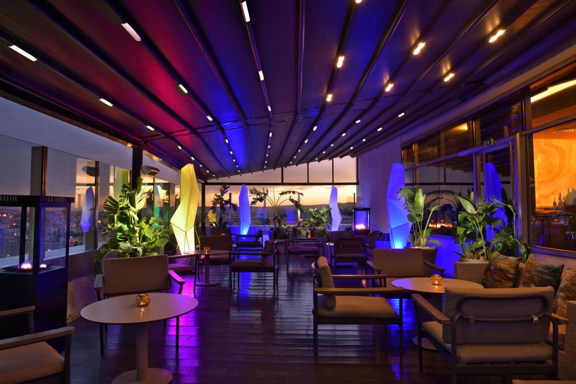 힐튼 탕헤르 시티 센터 호텔 앤 레지던스 외부 사진 The interior of the lounge